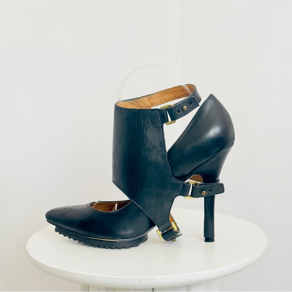 Messeca Leather pumps with leather harness